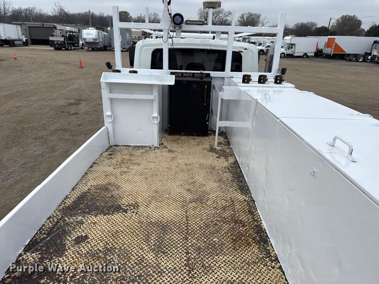 image for item EG1842 2010 International 7500 crane truck