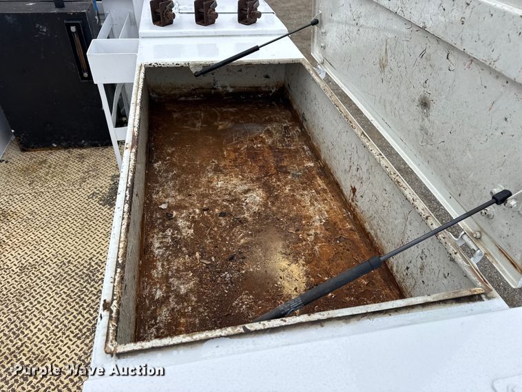 image for item EG1842 2010 International 7500 crane truck