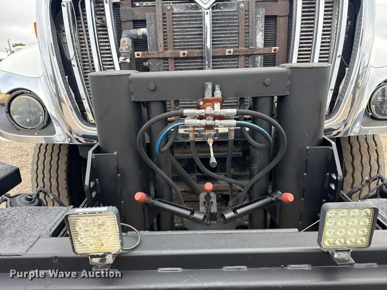 image for item EG1842 2010 International 7500 crane truck