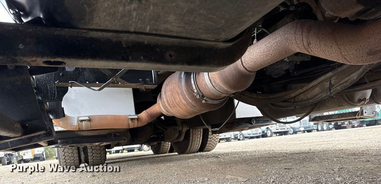 image for item EG1842 2010 International 7500 crane truck