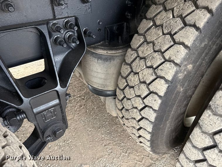 image for item EG1842 2010 International 7500 crane truck