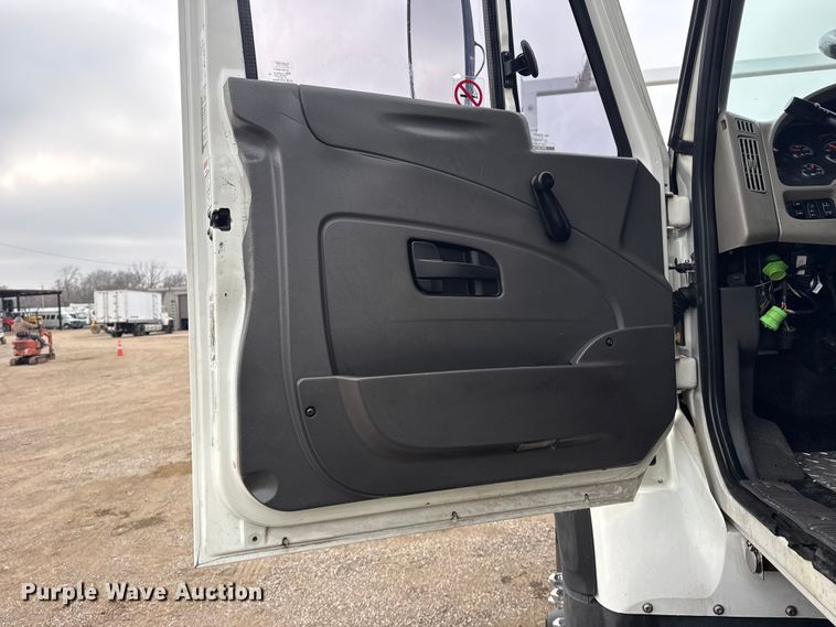 image for item EG1842 2010 International 7500 crane truck