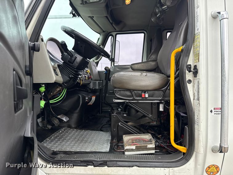 image for item EG1842 2010 International 7500 crane truck