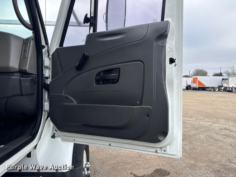 image for item EG1842 2010 International 7500 crane truck