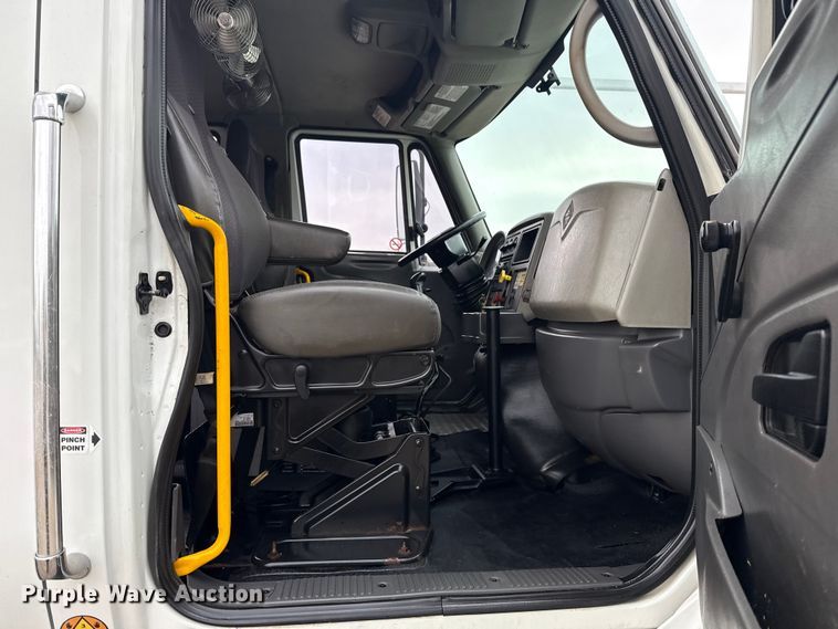 image for item EG1842 2010 International 7500 crane truck