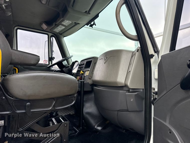 image for item EG1842 2010 International 7500 crane truck