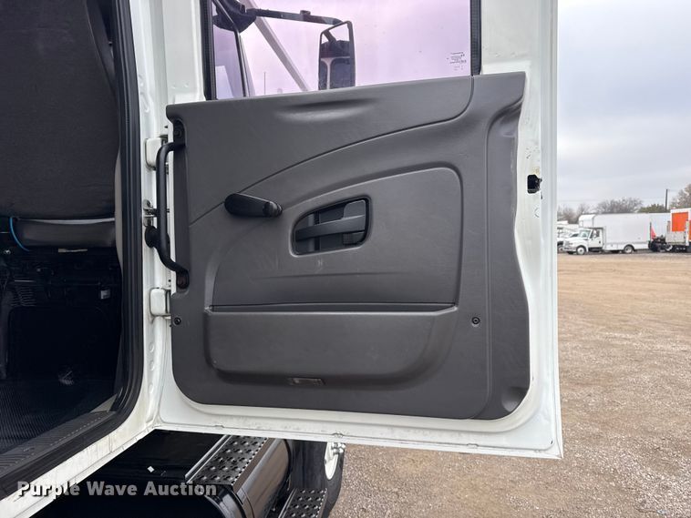 image for item EG1842 2010 International 7500 crane truck