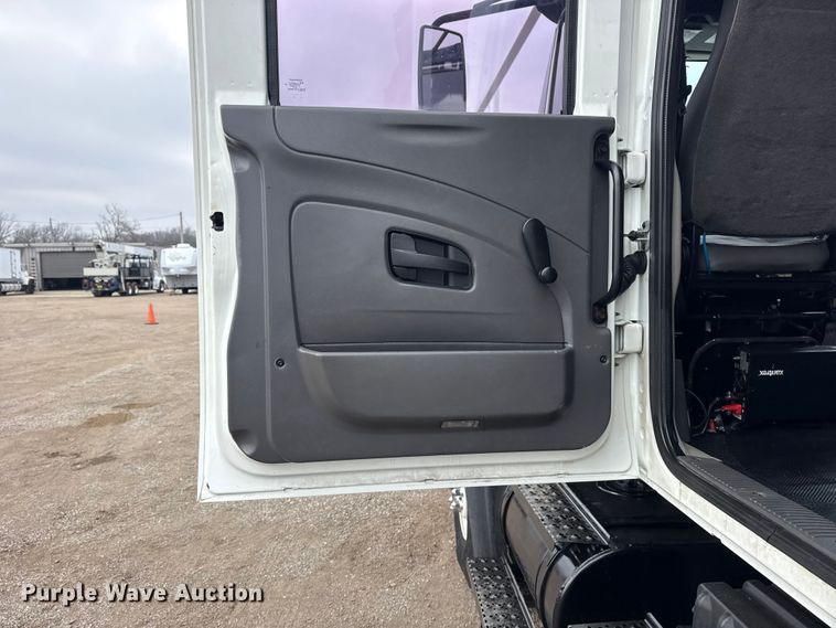 image for item EG1842 2010 International 7500 crane truck