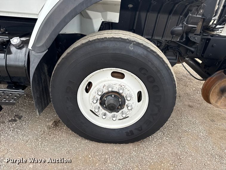 image for item EG1842 2010 International 7500 crane truck