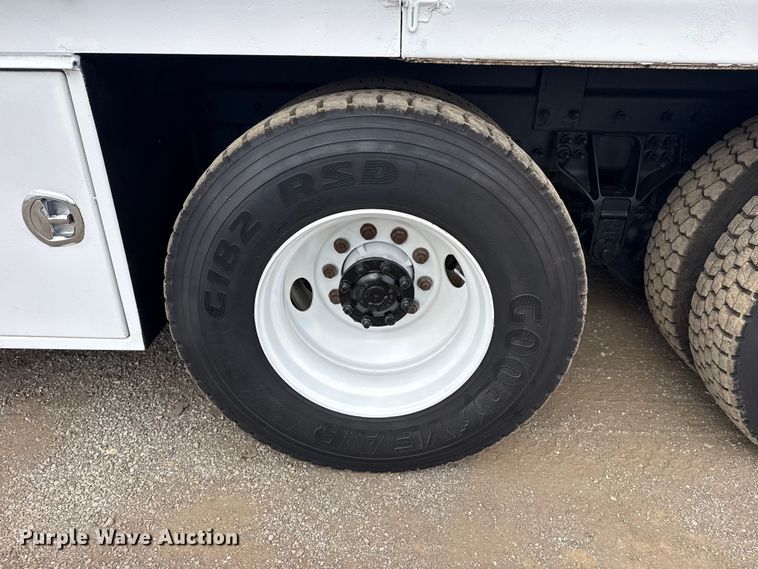 image for item EG1842 2010 International 7500 crane truck