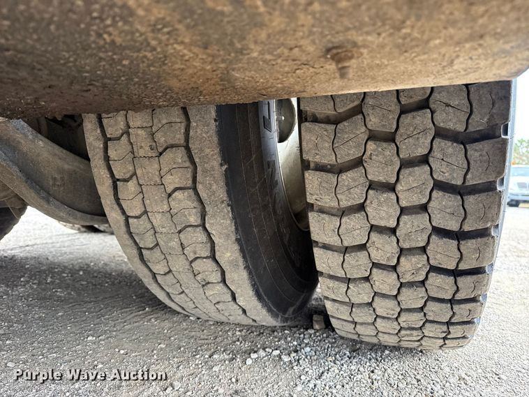 image for item EG1842 2010 International 7500 crane truck