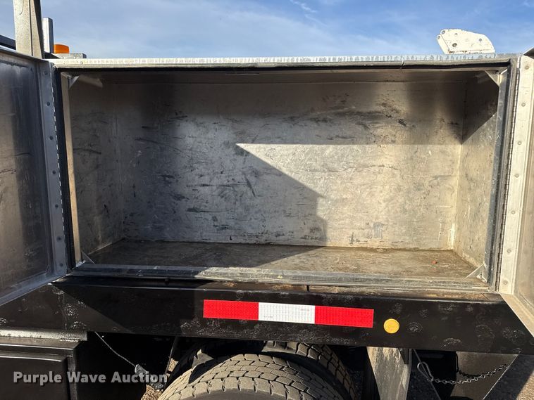 image for item EG1861 2018 Ford F550 Super Duty XL flatbed truck