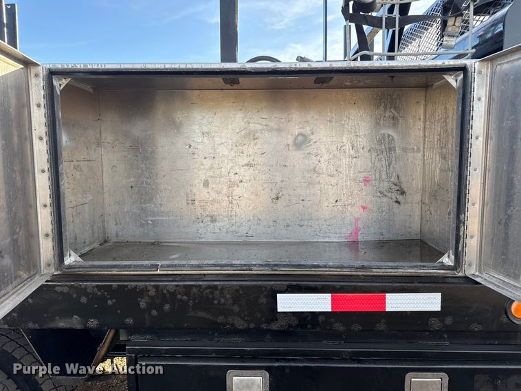 image for item EG1861 2018 Ford F550 Super Duty XL flatbed truck