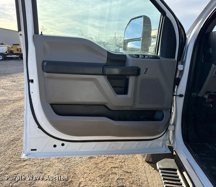 image for item EG1861 2018 Ford F550 Super Duty XL flatbed truck