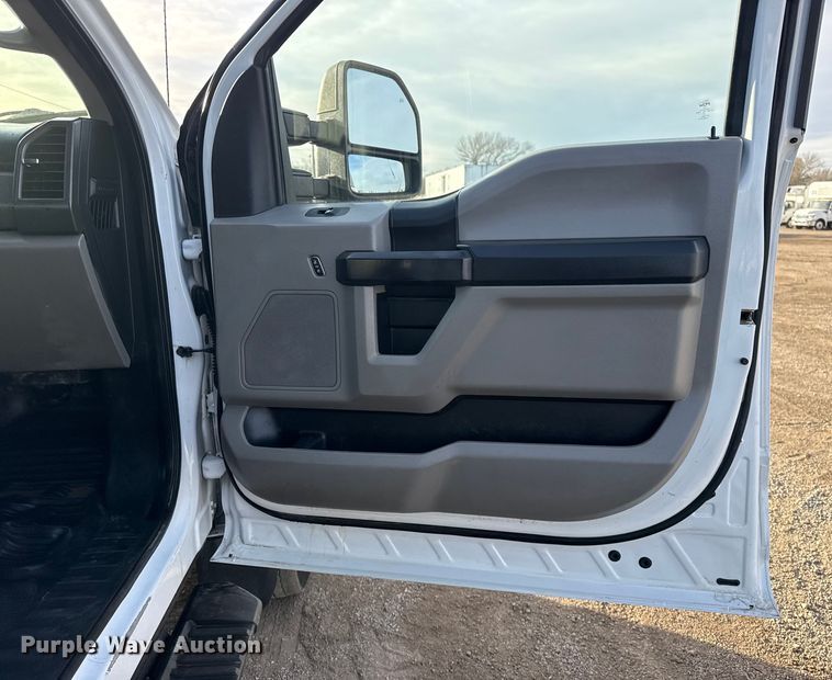 image for item EG1861 2018 Ford F550 Super Duty XL flatbed truck