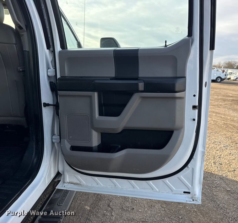 image for item EG1861 2018 Ford F550 Super Duty XL flatbed truck