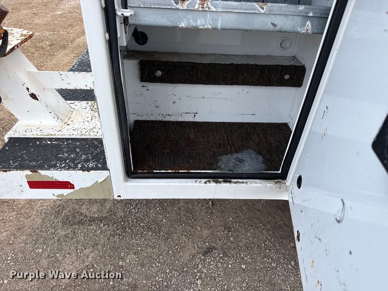 image for item EG1862 2016 Chevrolet 2500HD Double Cab utility bed pickup truck