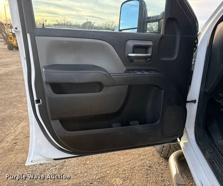 image for item EG1862 2016 Chevrolet 2500HD Double Cab utility bed pickup truck