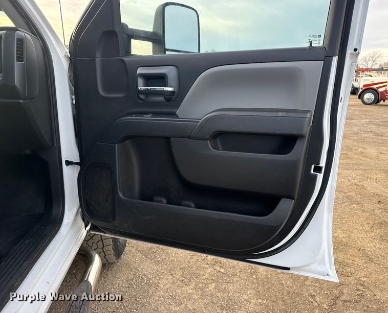 image for item EG1862 2016 Chevrolet 2500HD Double Cab utility bed pickup truck