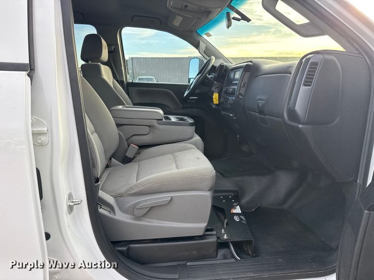 image for item EG1862 2016 Chevrolet 2500HD Double Cab utility bed pickup truck