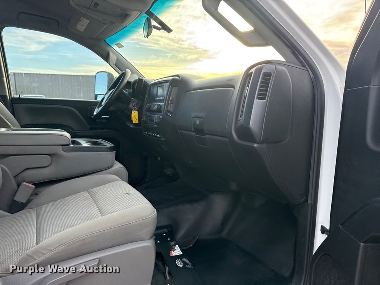 image for item EG1862 2016 Chevrolet 2500HD Double Cab utility bed pickup truck