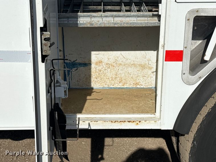 image for item EG1872 2018 Peterbilt 337 utility / service truck