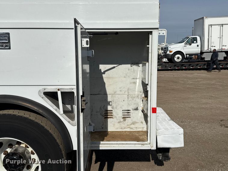 image for item EG1872 2018 Peterbilt 337 utility / service truck