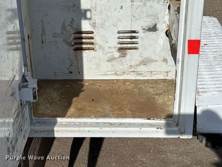 image for item EG1872 2018 Peterbilt 337 utility / service truck