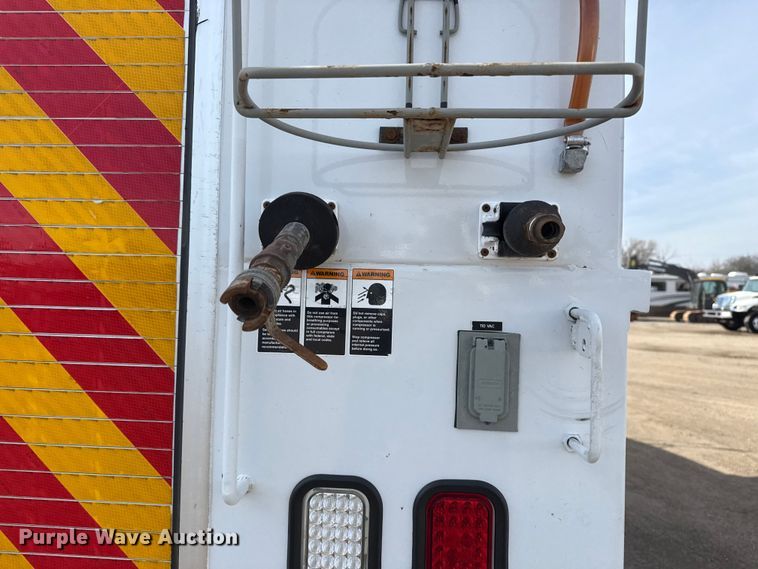 image for item EG1872 2018 Peterbilt 337 utility / service truck