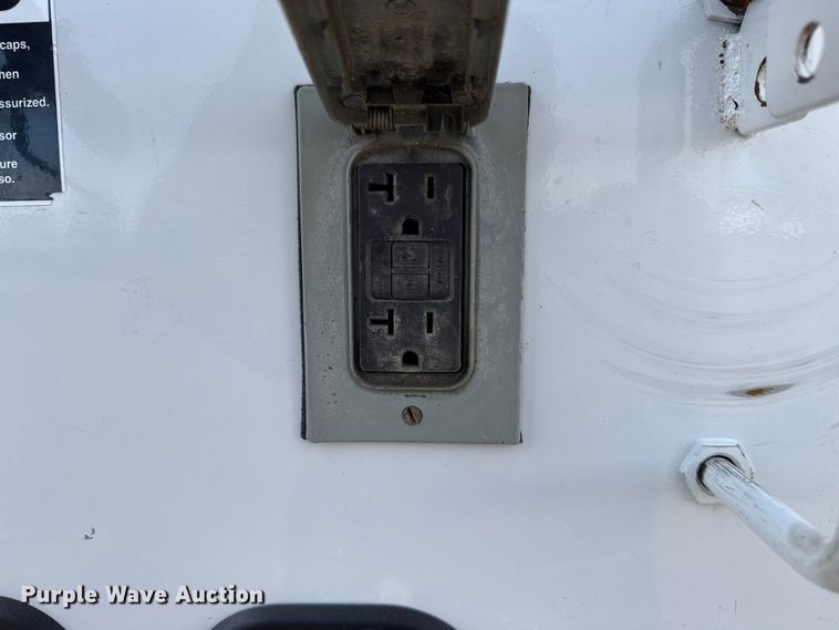 image for item EG1872 2018 Peterbilt 337 utility / service truck