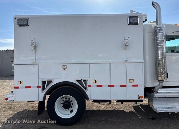 image for item EG1872 2018 Peterbilt 337 utility / service truck