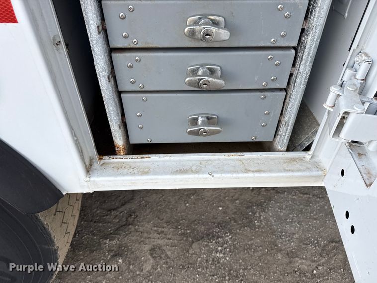 image for item EG1872 2018 Peterbilt 337 utility / service truck