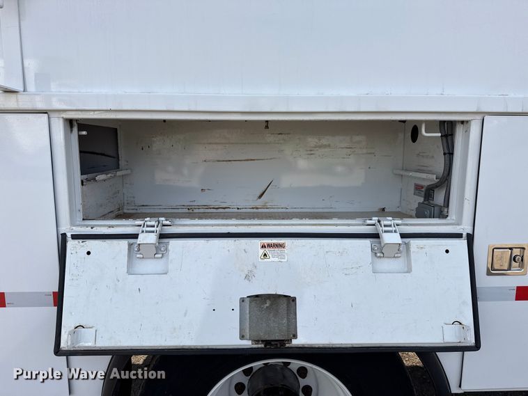 image for item EG1872 2018 Peterbilt 337 utility / service truck