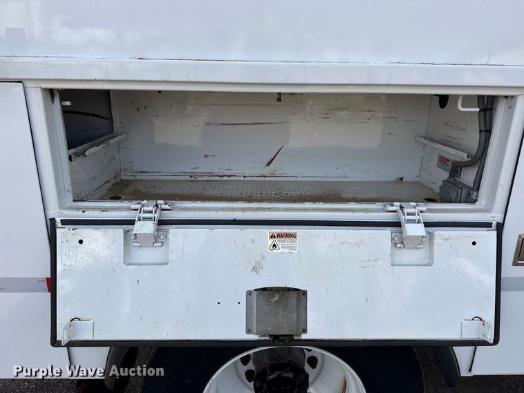 image for item EG1872 2018 Peterbilt 337 utility / service truck