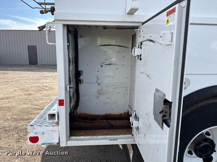 image for item EG1872 2018 Peterbilt 337 utility / service truck