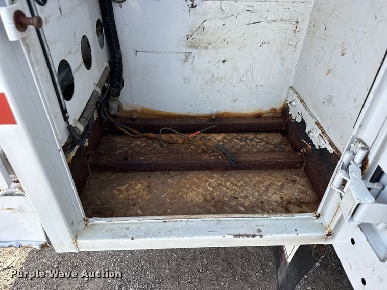 image for item EG1872 2018 Peterbilt 337 utility / service truck