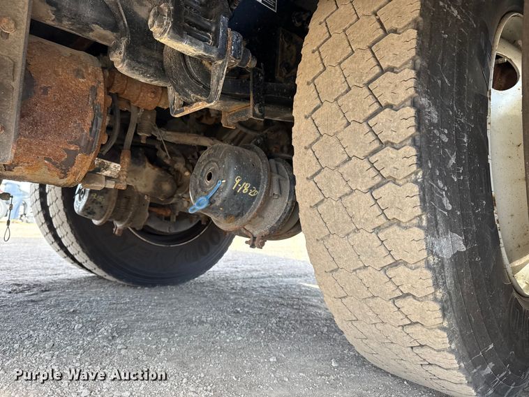 image for item EG1872 2018 Peterbilt 337 utility / service truck