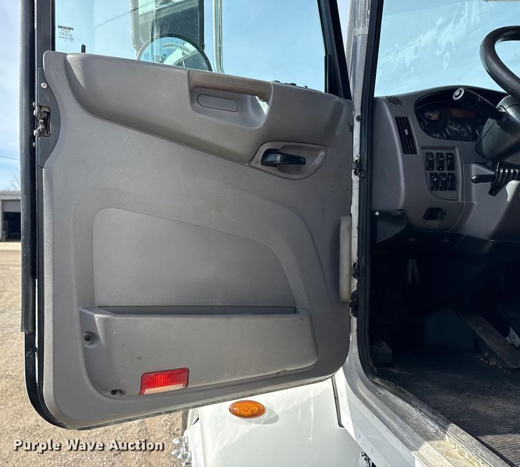 image for item EG1872 2018 Peterbilt 337 utility / service truck