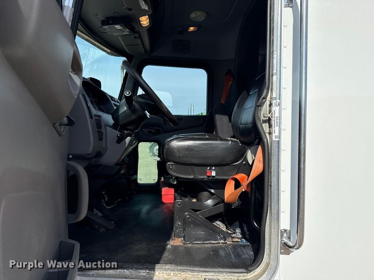 image for item EG1872 2018 Peterbilt 337 utility / service truck