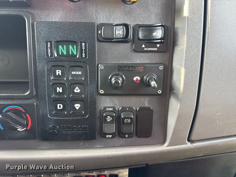 image for item EG1872 2018 Peterbilt 337 utility / service truck