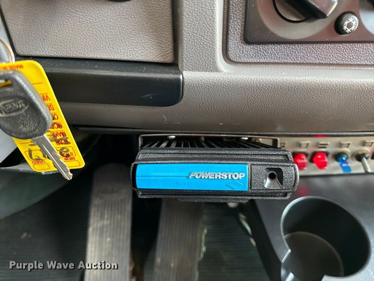 image for item EG1872 2018 Peterbilt 337 utility / service truck