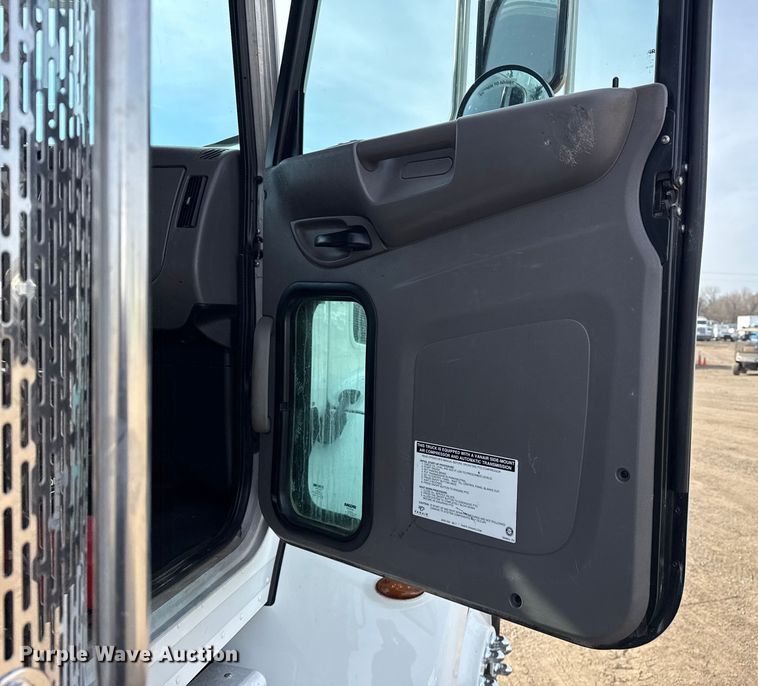 image for item EG1872 2018 Peterbilt 337 utility / service truck