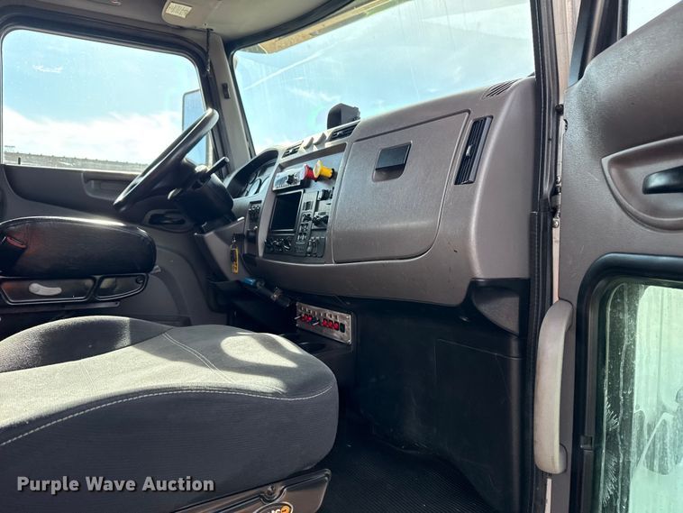 image for item EG1872 2018 Peterbilt 337 utility / service truck