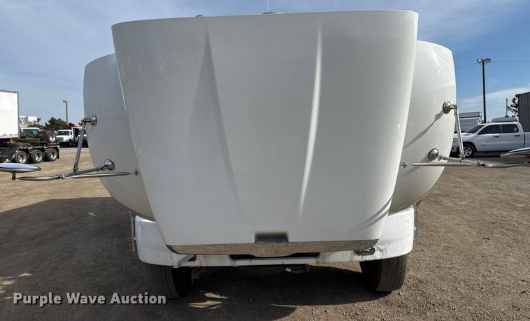 image for item EG1872 2018 Peterbilt 337 utility / service truck