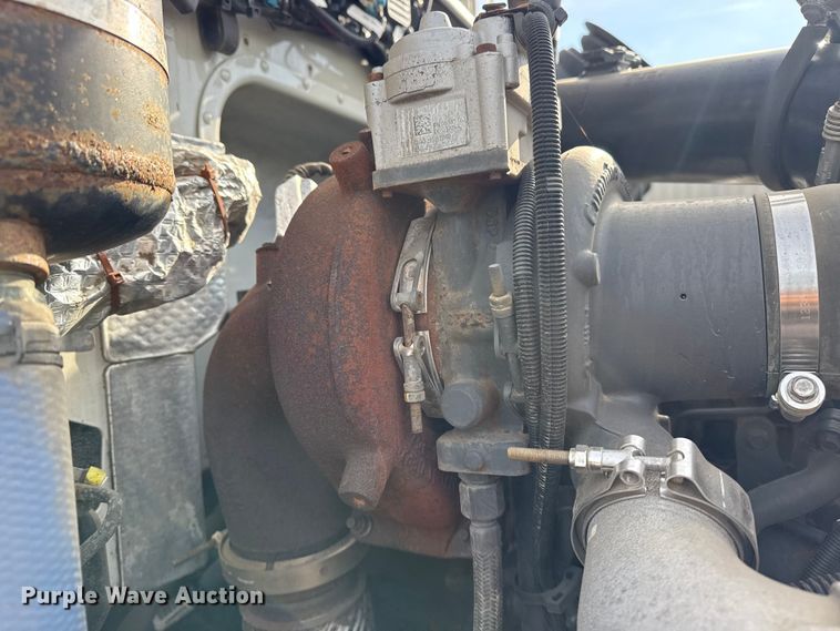 image for item EG1872 2018 Peterbilt 337 utility / service truck