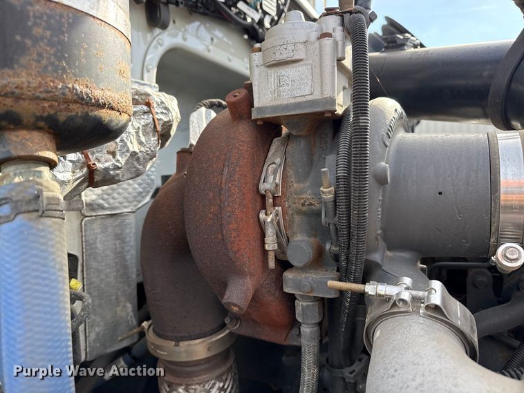 image for item EG1872 2018 Peterbilt 337 utility / service truck