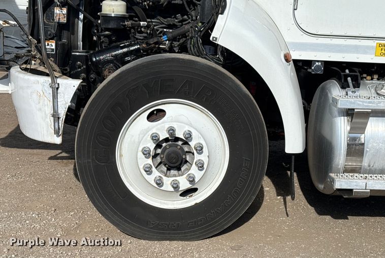 image for item EG1872 2018 Peterbilt 337 utility / service truck