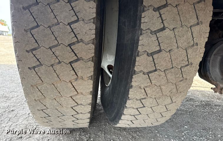 image for item EG1872 2018 Peterbilt 337 utility / service truck