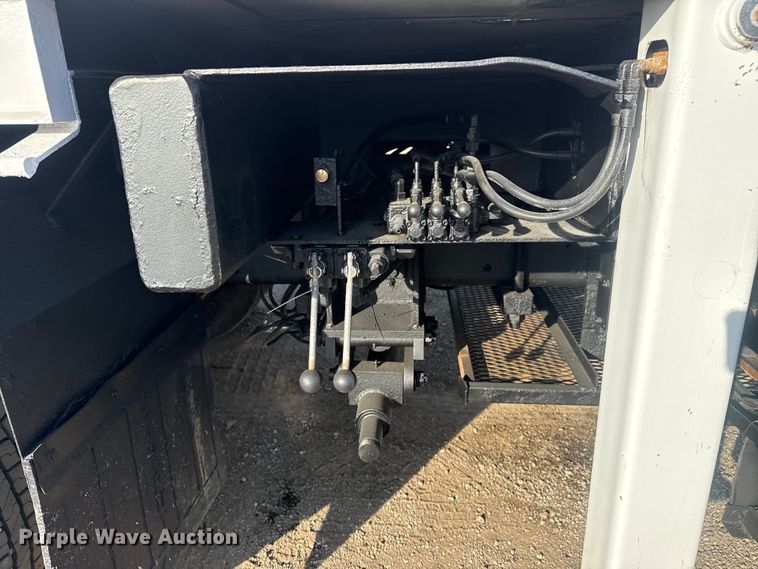 image for item EG1877 2009 International 7400 crane truck