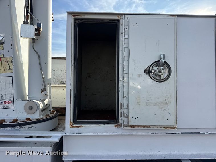 image for item EG1877 2009 International 7400 crane truck